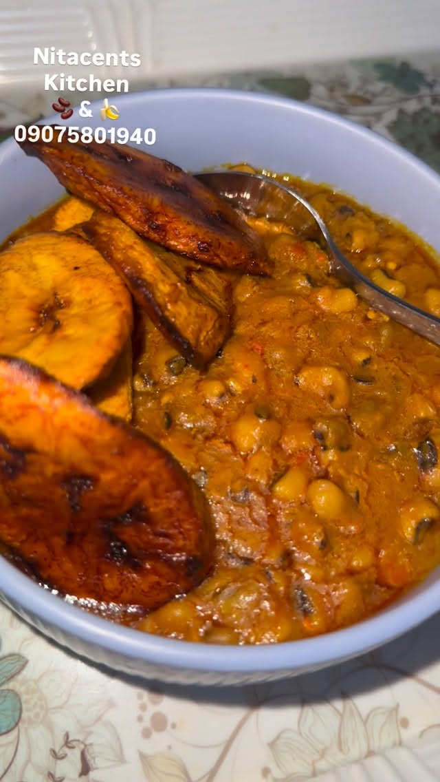 This my meal for the whole day✌🏾
I have started Intermittent fasting ✅
So I do OMAD✅✅✅✅✅

Let me shed some weight to size 16✅✅✅

This meal was heavenly, I ate by 6.pm
For Quality palmOil send @glitz_farms a DM✅
Na their PalmOil intake cook this Sumptuous Beans💃🏼
Fine Dinner set plate from  @justanex_mall 
Beans well cooked by @nitacentskitchen